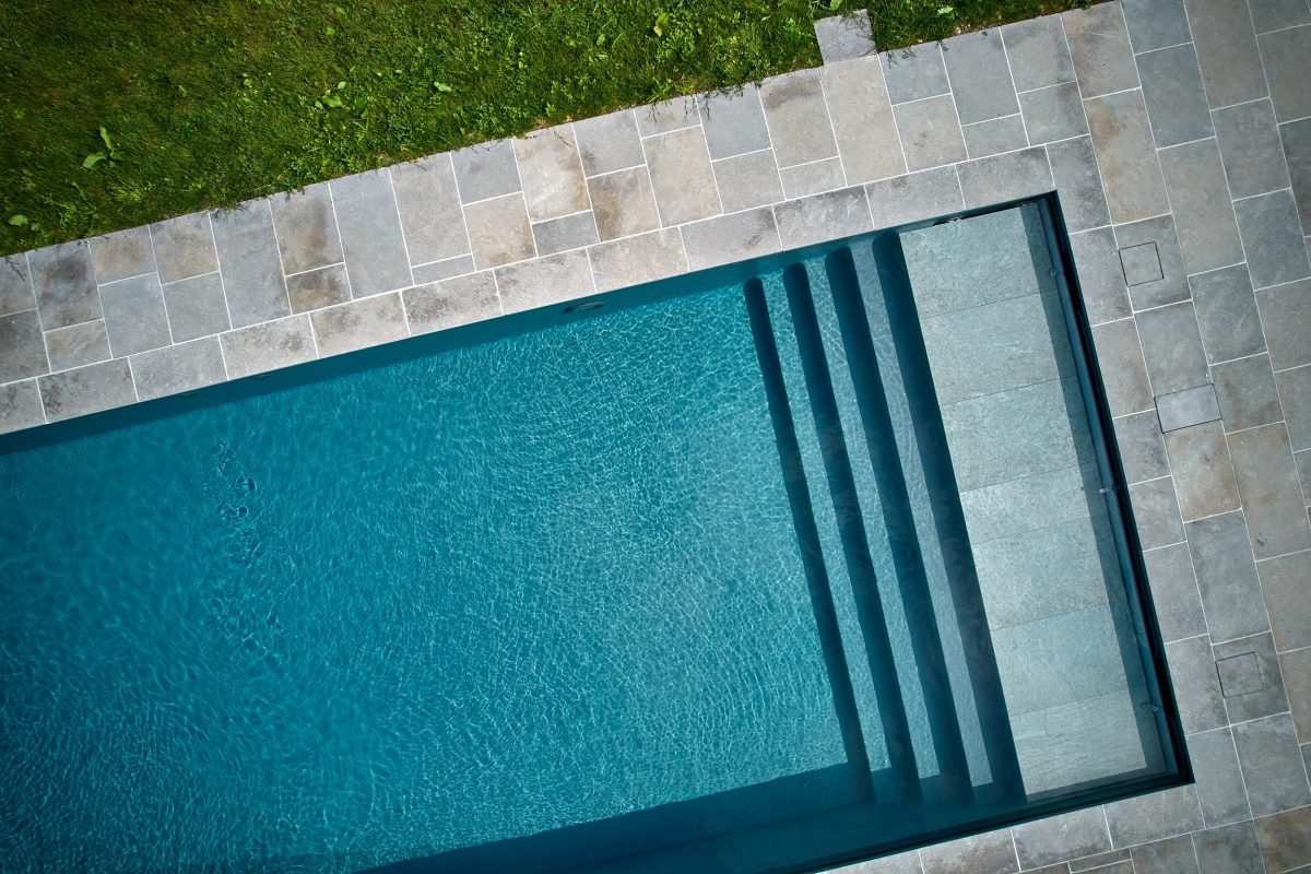 Piscine rectangle avec escalier pleine largeur
