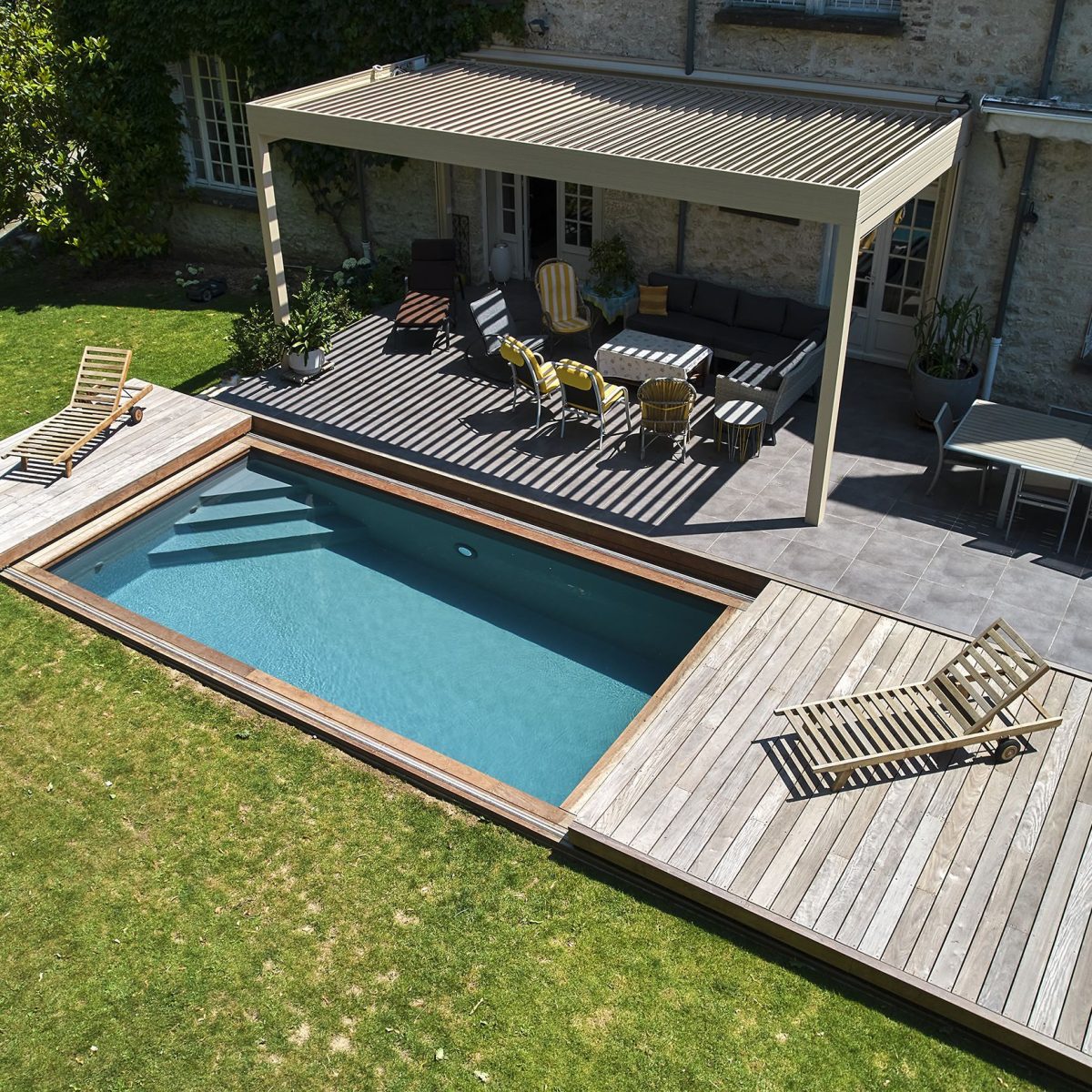Piscine avec terrasse mobile