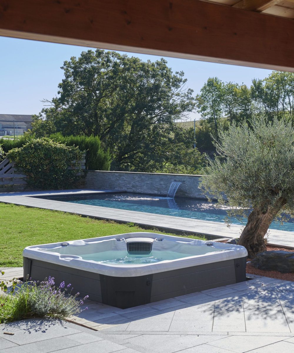 Couloir de nage avec margelles en granit et spa