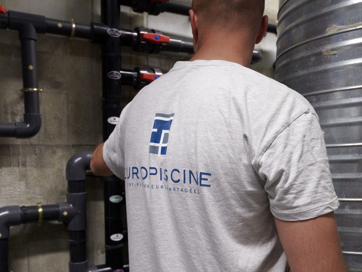 Technicien EuroPiscine pour entretenir une piscine