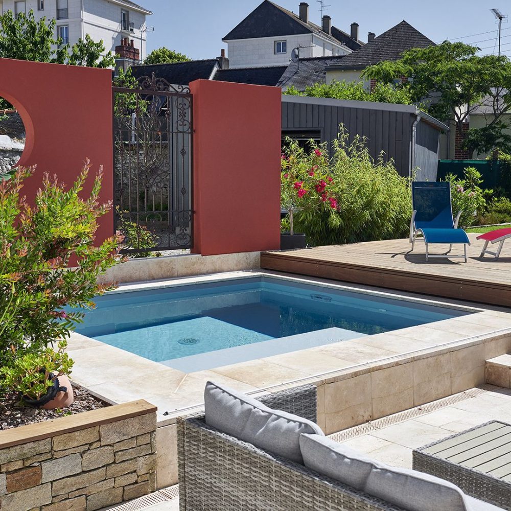 Agencement autour d'une piscine carrée