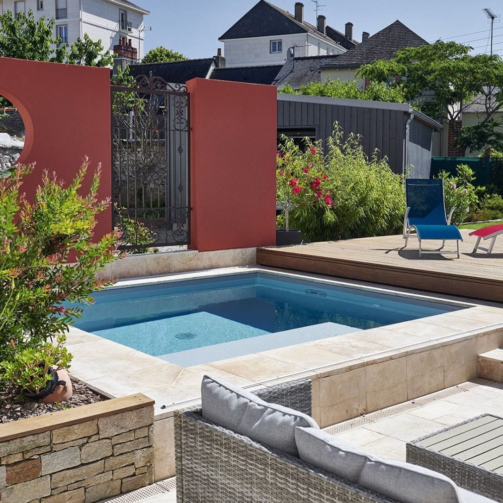 Agencement autour d'une piscine carrée