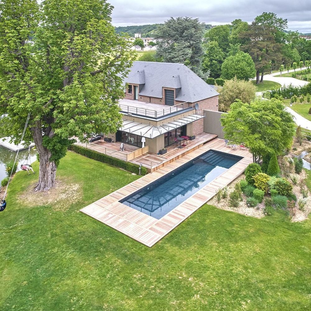 Aménagement d'un couloir de nage avec plages en bois